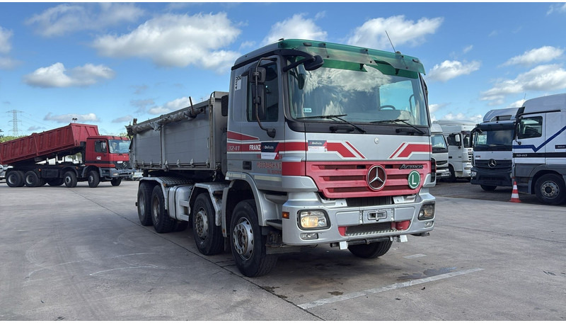 Mercedes-Benz actros 3241 (8X4 / LAMES / GRAND PONT / GRAND BENNE / 3 PONTS / TRES BONNE ETAT) - Самосвал: фото 3 Mercedes-Benz actros 3241 (8X4 / LAMES / GRAND PONT / GRAND BENNE / 3 PONTS / TRES BONNE ETAT) - Самосвал: фото 3