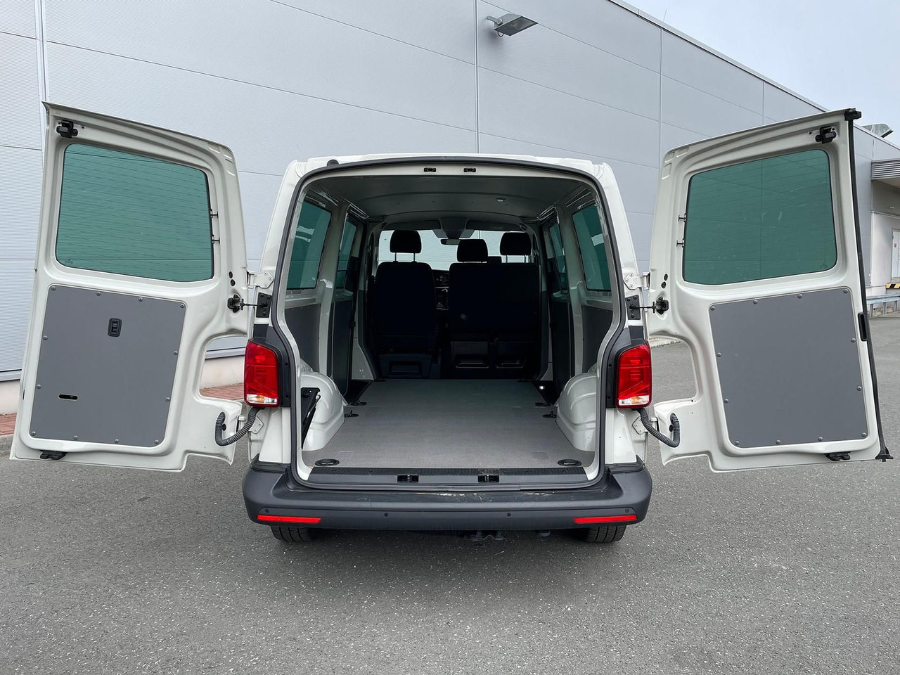 Новый Легковой автомобиль Volkswagen T6.1 Transporter 2.0 TDI lang 4MOTION SITZHZ NAV: фото 30