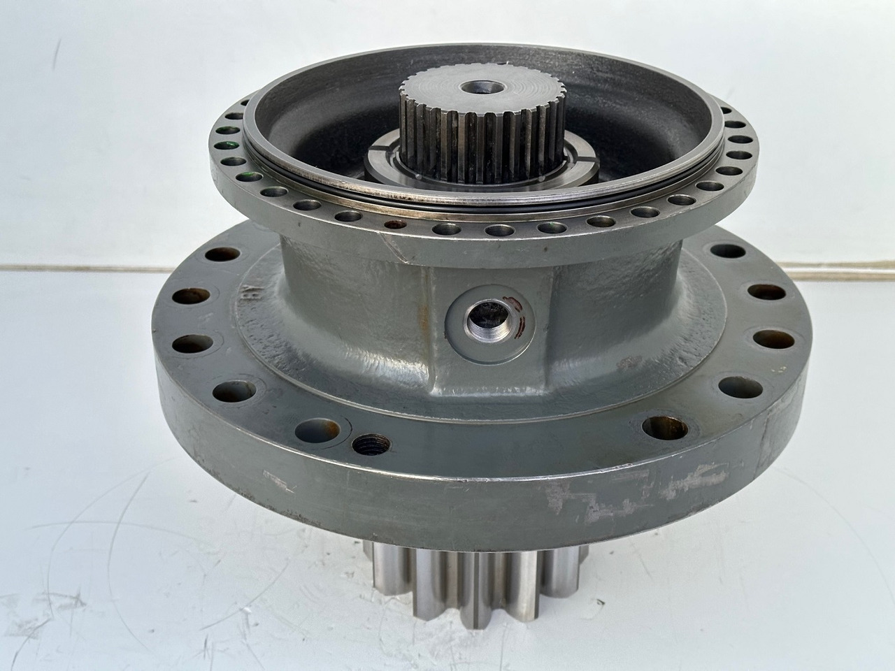 Liebherr Abtriebswellengehäuse ID-Nr.90018934 mit Abtriebswelle ID-Nr.90204999. SAT275/260 - SAT275/261 - SAT275/266 - SAT275/289. #1744.1806# - Поворотный редуктор для Экскаваторов: фото 3 Liebherr Abtriebswellengehäuse ID-Nr.90018934 mit Abtriebswelle ID-Nr.90204999. SAT275/260 - SAT275/261 - SAT275/266 - SAT275/289. #1744.1806# - Поворотный редуктор для Экскаваторов: фото 3