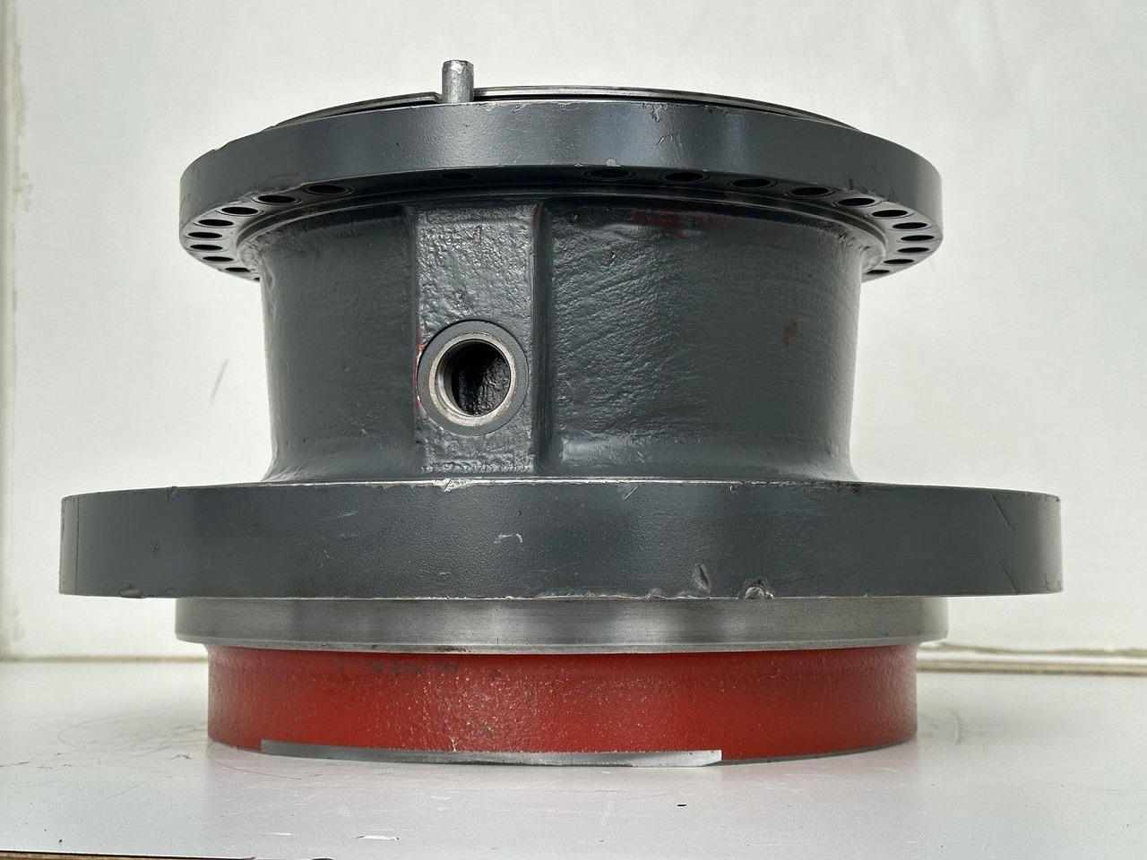 Liebherr Abtriebswellengehäuse ID-Nr.90021076.  SAT325A296 - SAT325/294.  R934-1550, R936, R938-1650,  R940, R945-1866, R946, R950.   #90021076.27.10# - Поворотный редуктор для Строительной техники: фото 2 Liebherr Abtriebswellengehäuse ID-Nr.90021076.  SAT325A296 - SAT325/294.  R934-1550, R936, R938-1650,  R940, R945-1866, R946, R950.   #90021076.27.10# - Поворотный редуктор для Строительной техники: фото 2