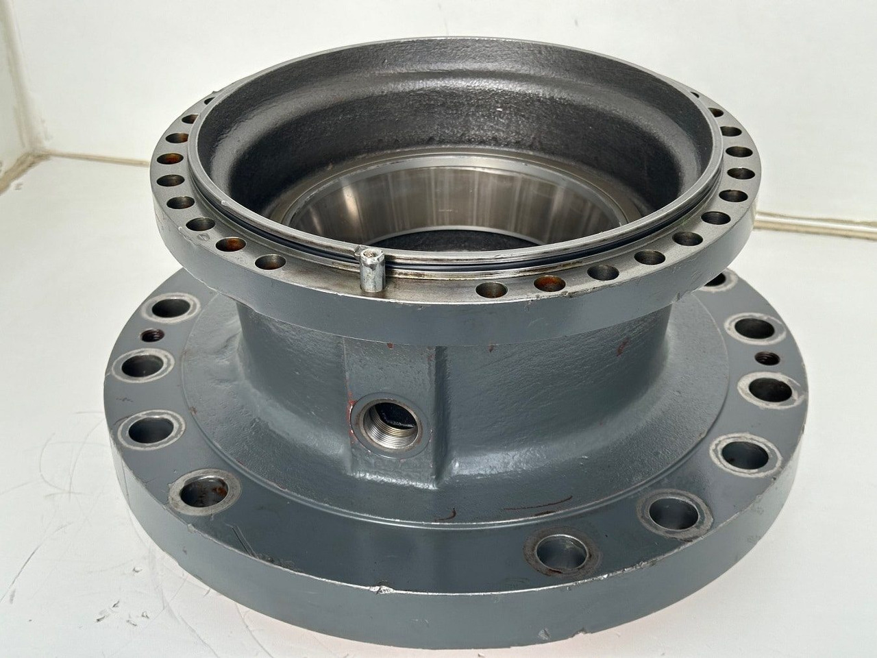 Liebherr Abtriebswellengehäuse ID-Nr.90021076.  SAT325A296 - SAT325/294.  R934-1550, R936, R938-1650,  R940, R945-1866, R946, R950.   #90021076.27.10# - Поворотный редуктор для Строительной техники: фото 3 Liebherr Abtriebswellengehäuse ID-Nr.90021076.  SAT325A296 - SAT325/294.  R934-1550, R936, R938-1650,  R940, R945-1866, R946, R950.   #90021076.27.10# - Поворотный редуктор для Строительной техники: фото 3