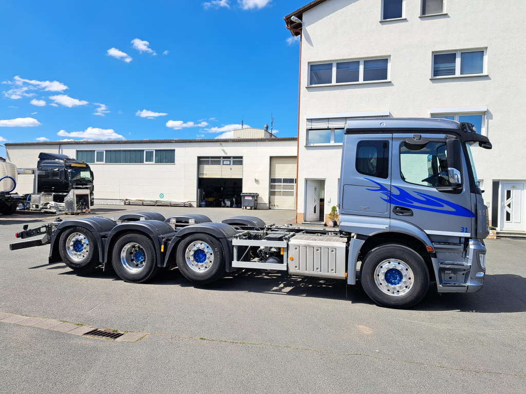 Mercedes Benz Actros 3243 8x2 1,2 & 4 Lenkachse, 2 & 4 Liftbar(Nr. 6051) - Грузовик-шасси: фото 1 Mercedes Benz Actros 3243 8x2 1,2 & 4 Lenkachse, 2 & 4 Liftbar(Nr. 6051) - Грузовик-шасси: фото 1