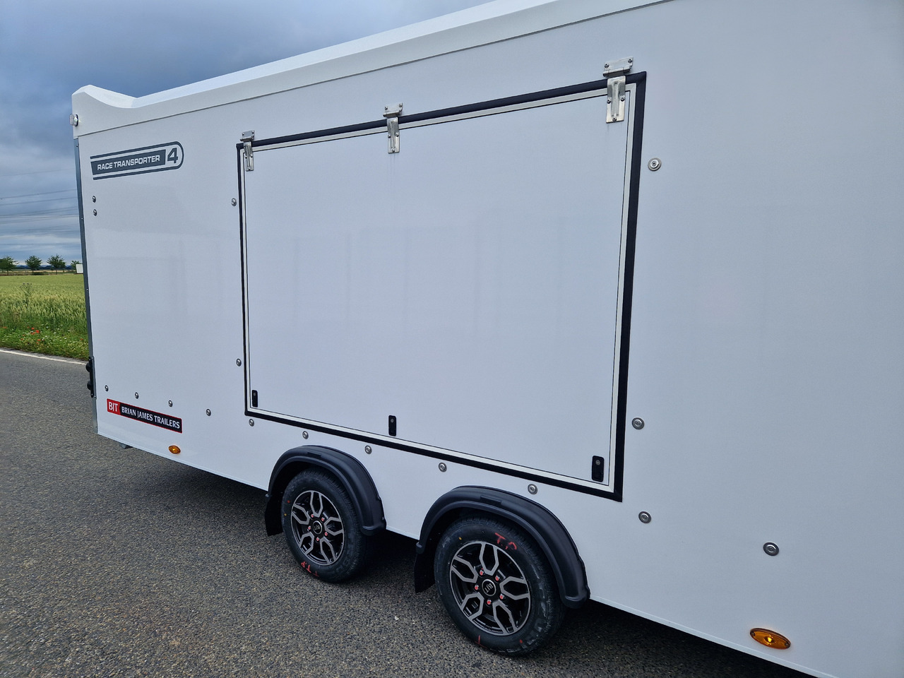 Прицеп-автовоз BJT Race Transporter 4 550x212x188cm weiss E Winde Frontstauraum ASR Alufelgen dark 3500kg Modell 24: фото 7