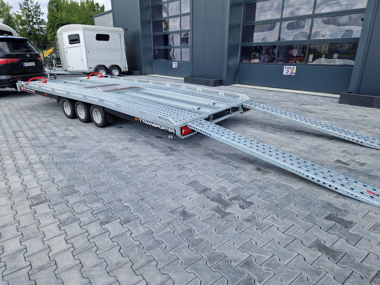 Прицеп-автовоз BJT T Transporter 231 550x224cm schwarz Auffahrrampen 235cm Tridem 10" 3500kg (XXL): фото 6 Прицеп-автовоз BJT T Transporter 231 550x224cm schwarz Auffahrrampen 235cm Tridem 10" 3500kg (XXL): фото 6