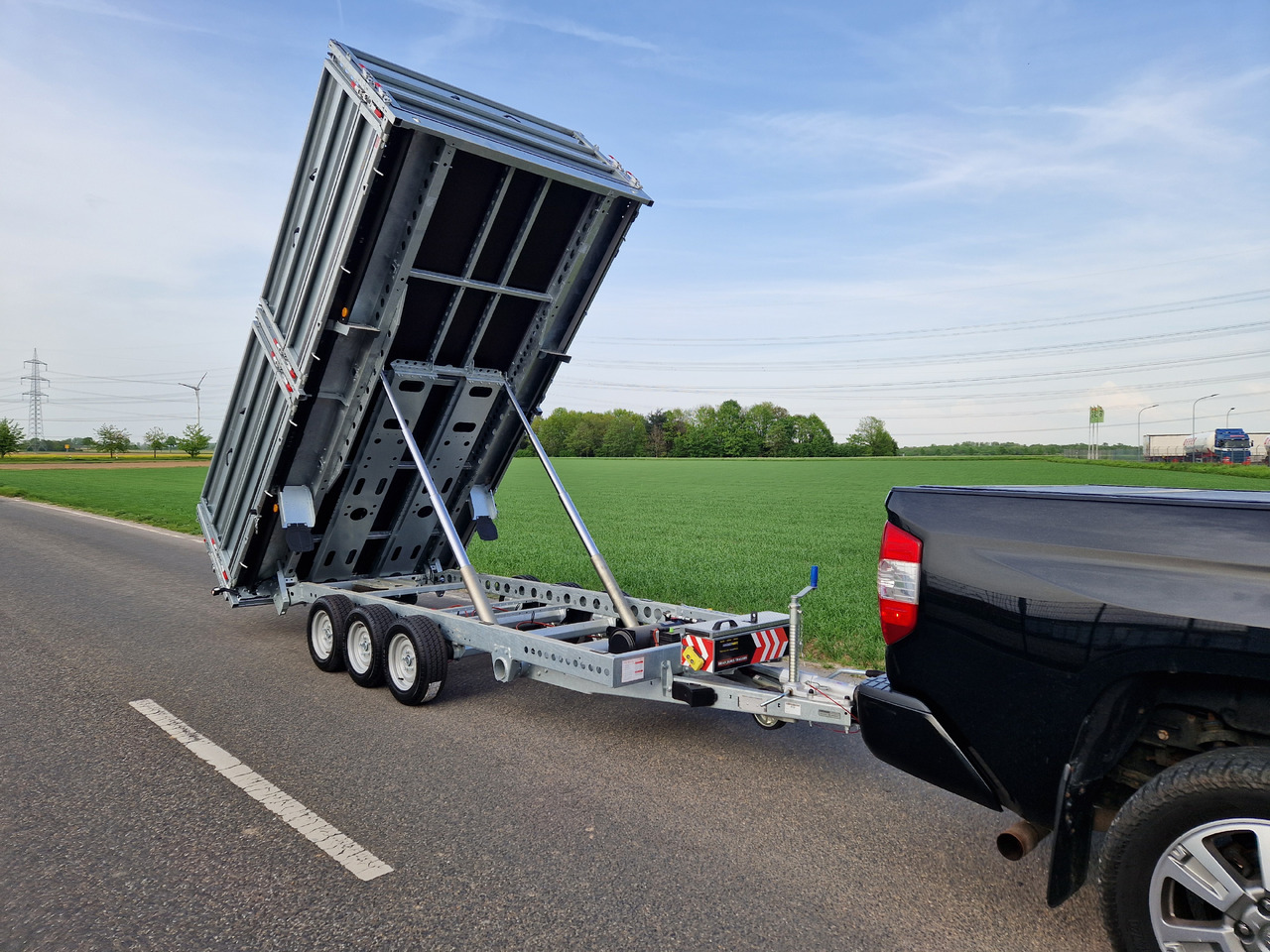 Brian James Trailer Tipper 526-4020 400x200x100cm Aufsatz elek. blackline LED Tridem 3500kg Aktion - Самосвальный прицеп: фото 4 Brian James Trailer Tipper 526-4020 400x200x100cm Aufsatz elek. blackline LED Tridem 3500kg Aktion - Самосвальный прицеп: фото 4