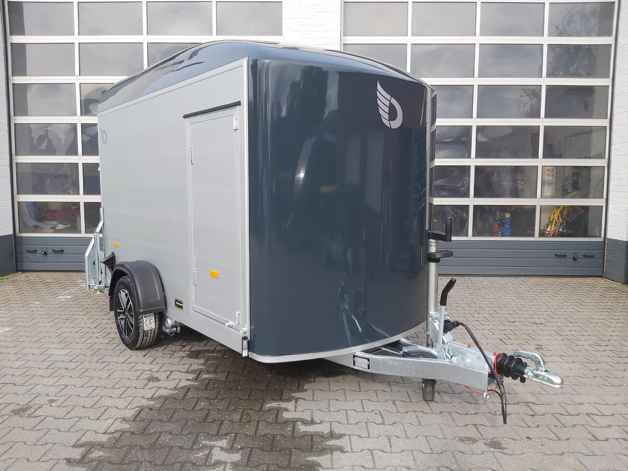 Cargo Roadster 300 300x150x184cm Alu Poly darkgrey Seitentür Alufelgen darkline 100km/H 1300kg - Прицеп-фургон: фото 1 Cargo Roadster 300 300x150x184cm Alu Poly darkgrey Seitentür Alufelgen darkline 100km/H 1300kg - Прицеп-фургон: фото 1