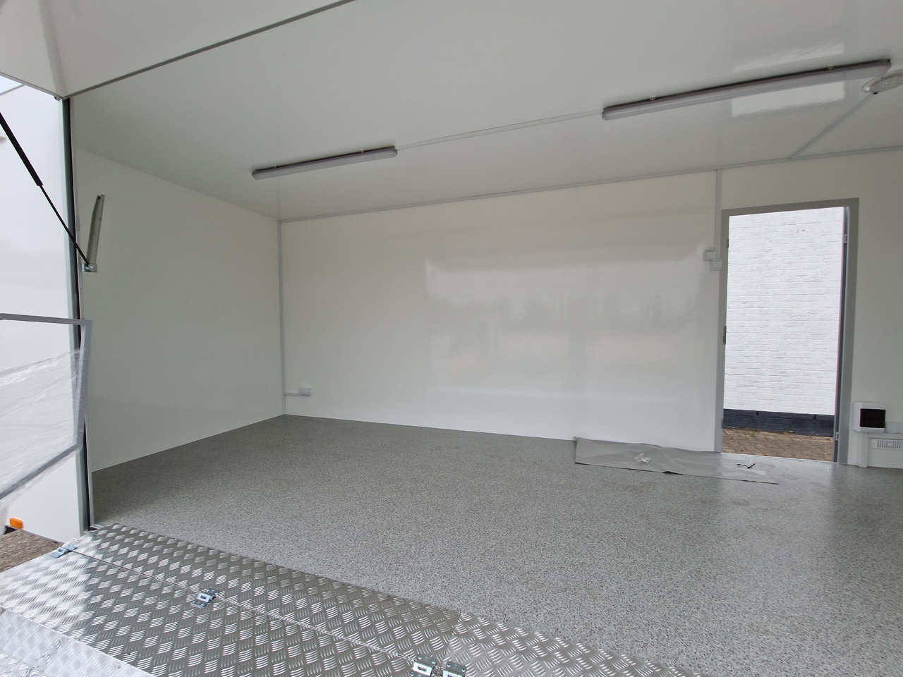 Event Trailer Koffer TWSP M 550T.01 550x220x217cm Seitenklappe Treppe Tür 230VLicht IL 100kmH 2700kg - Торговый прицеп: фото 5 Event Trailer Koffer TWSP M 550T.01 550x220x217cm Seitenklappe Treppe Tür 230VLicht IL 100kmH 2700kg - Торговый прицеп: фото 5