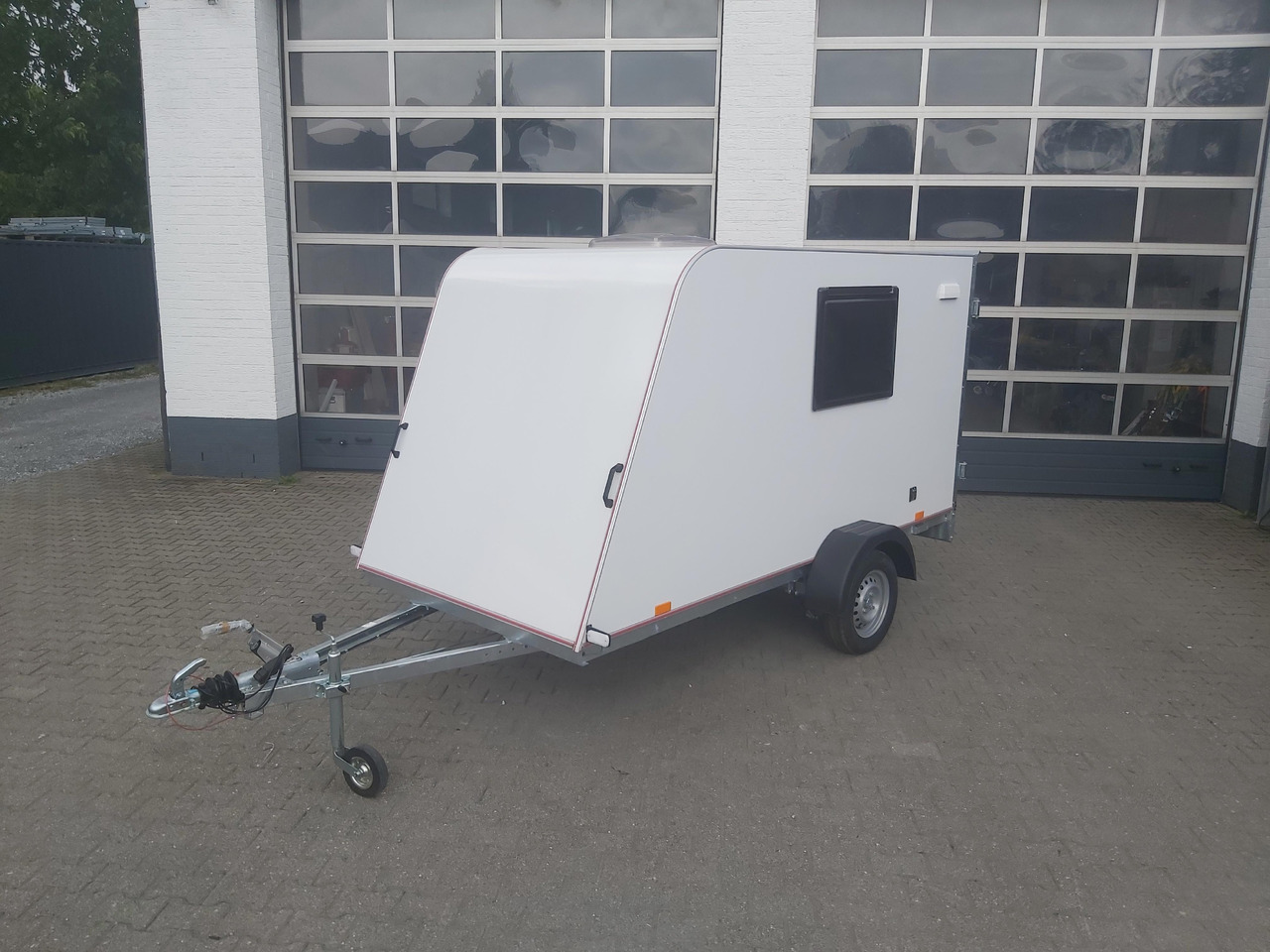 Kargo Camp TFS S Midi 320x150x150cm aero Seitentür Fenster Strom 230V (S) 750kg gebremst Modell 22 - Прицеп дача: фото 5 Kargo Camp TFS S Midi 320x150x150cm aero Seitentür Fenster Strom 230V (S) 750kg gebremst Modell 22 - Прицеп дача: фото 5