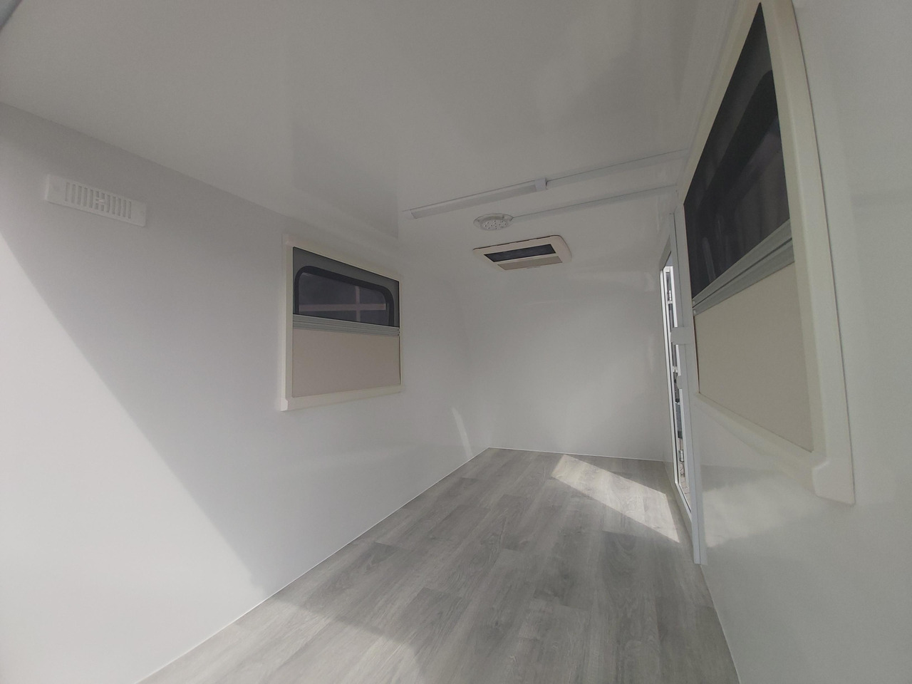 Kargo Camp TFS S Midi 320x150x150cm aero Seitentür Fenster Strom 230V (S) 750kg gebremst Modell 22 - Прицеп дача: фото 3 Kargo Camp TFS S Midi 320x150x150cm aero Seitentür Fenster Strom 230V (S) 750kg gebremst Modell 22 - Прицеп дача: фото 3