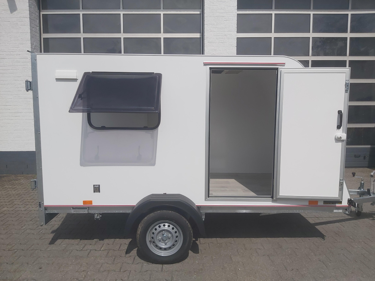 Kargo Camp TFS S Midi 320x150x150cm aero Seitentür Fenster Strom 230V (S) 750kg gebremst Modell 22 - Прицеп дача: фото 4 Kargo Camp TFS S Midi 320x150x150cm aero Seitentür Fenster Strom 230V (S) 750kg gebremst Modell 22 - Прицеп дача: фото 4