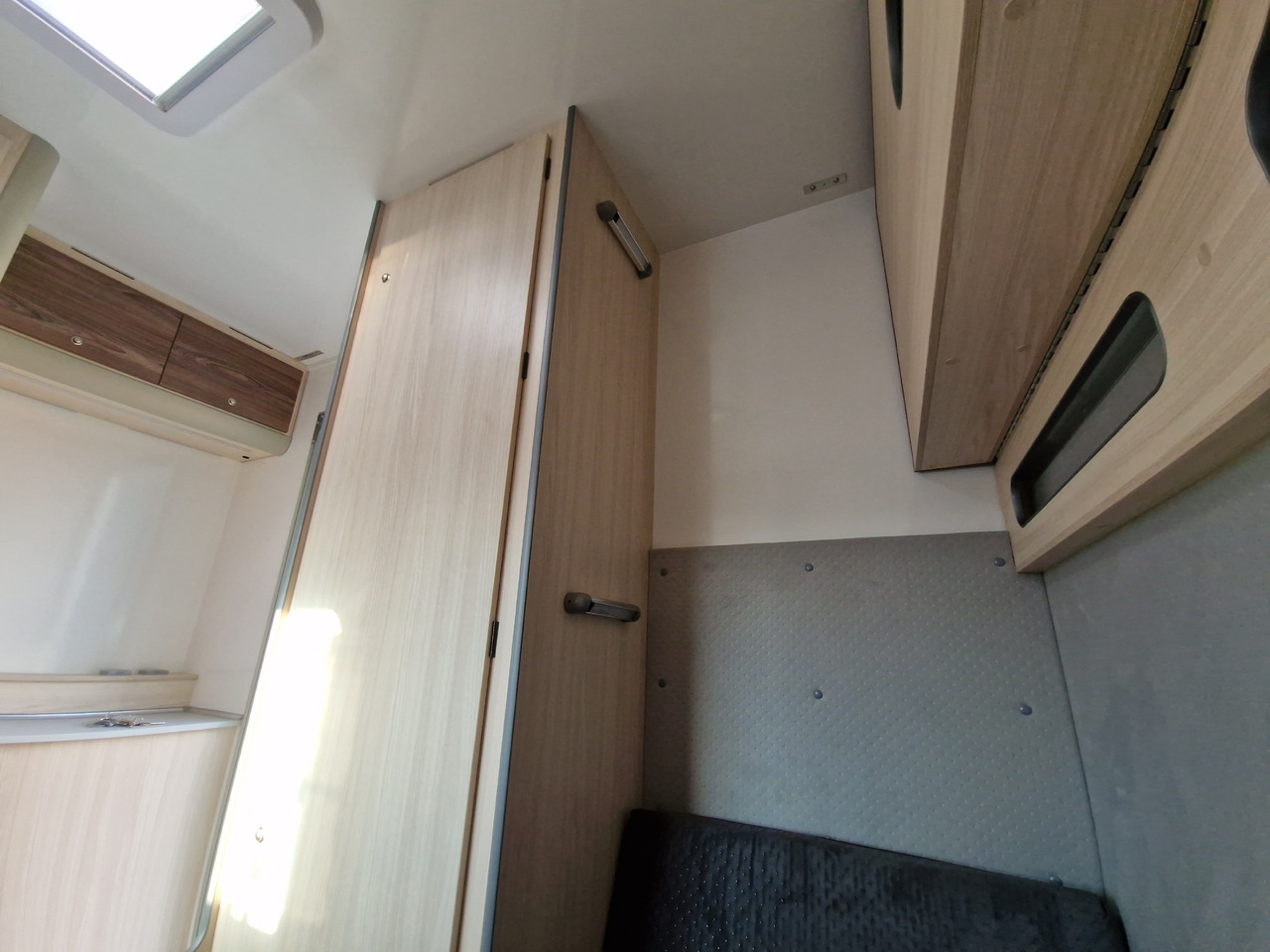 Прицеп для легкового автомобиля Koffer Sport Camp TFS 600.01 600x200x210cm Premium Laderaum 300cm Seitentür Wohnabteil 3000kg 100km: фото 11 Прицеп для легкового автомобиля Koffer Sport Camp TFS 600.01 600x200x210cm Premium Laderaum 300cm Seitentür Wohnabteil 3000kg 100km: фото 11