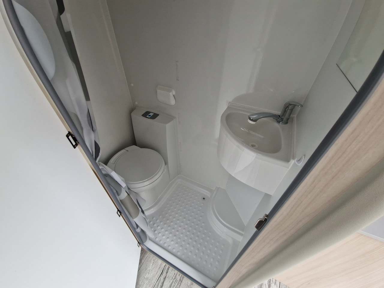 Прицеп для легкового автомобиля Koffer Sport Camp TFS 600.01 600x200x210cm Premium Laderaum 300cm Seitentür Wohnabteil 3000kg 100km: фото 7 Прицеп для легкового автомобиля Koffer Sport Camp TFS 600.01 600x200x210cm Premium Laderaum 300cm Seitentür Wohnabteil 3000kg 100km: фото 7