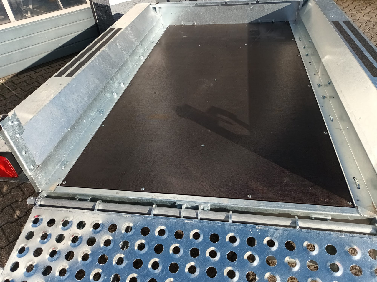 Martz Maschinentransporter BUILDER M 300x152x20cm Auffahrklappe (M) 2700kg - Прицеп для спецтехники: фото 2 Martz Maschinentransporter BUILDER M 300x152x20cm Auffahrklappe (M) 2700kg - Прицеп для спецтехники: фото 2