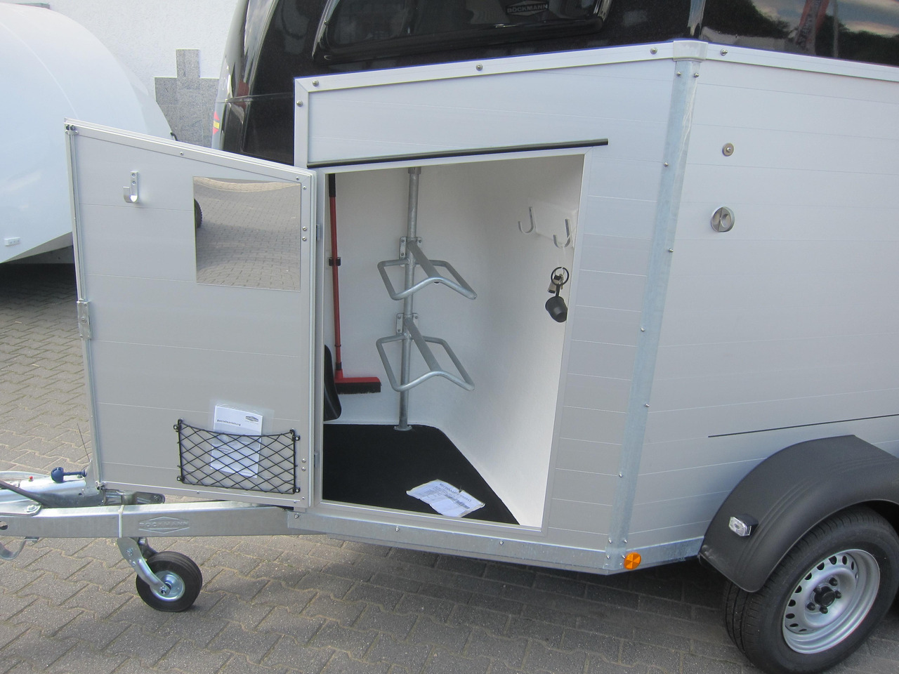 Pferdeanhänger Böckmann Champion R 165 Western Sattelkammer blackline 2400kg CFF 100 km/H Modell 22 - Прицеп-коневоз: фото 4 Pferdeanhänger Böckmann Champion R 165 Western Sattelkammer blackline 2400kg CFF 100 km/H Modell 22 - Прицеп-коневоз: фото 4