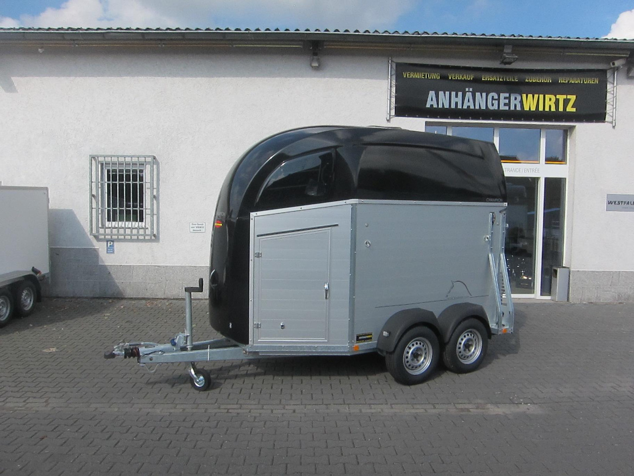 Pferdeanhänger Böckmann Champion R Sattelkammer blackline 2400kg CFF+ 100 km/H Modell 25 - Прицеп-коневоз: фото 1 Pferdeanhänger Böckmann Champion R Sattelkammer blackline 2400kg CFF+ 100 km/H Modell 25 - Прицеп-коневоз: фото 1