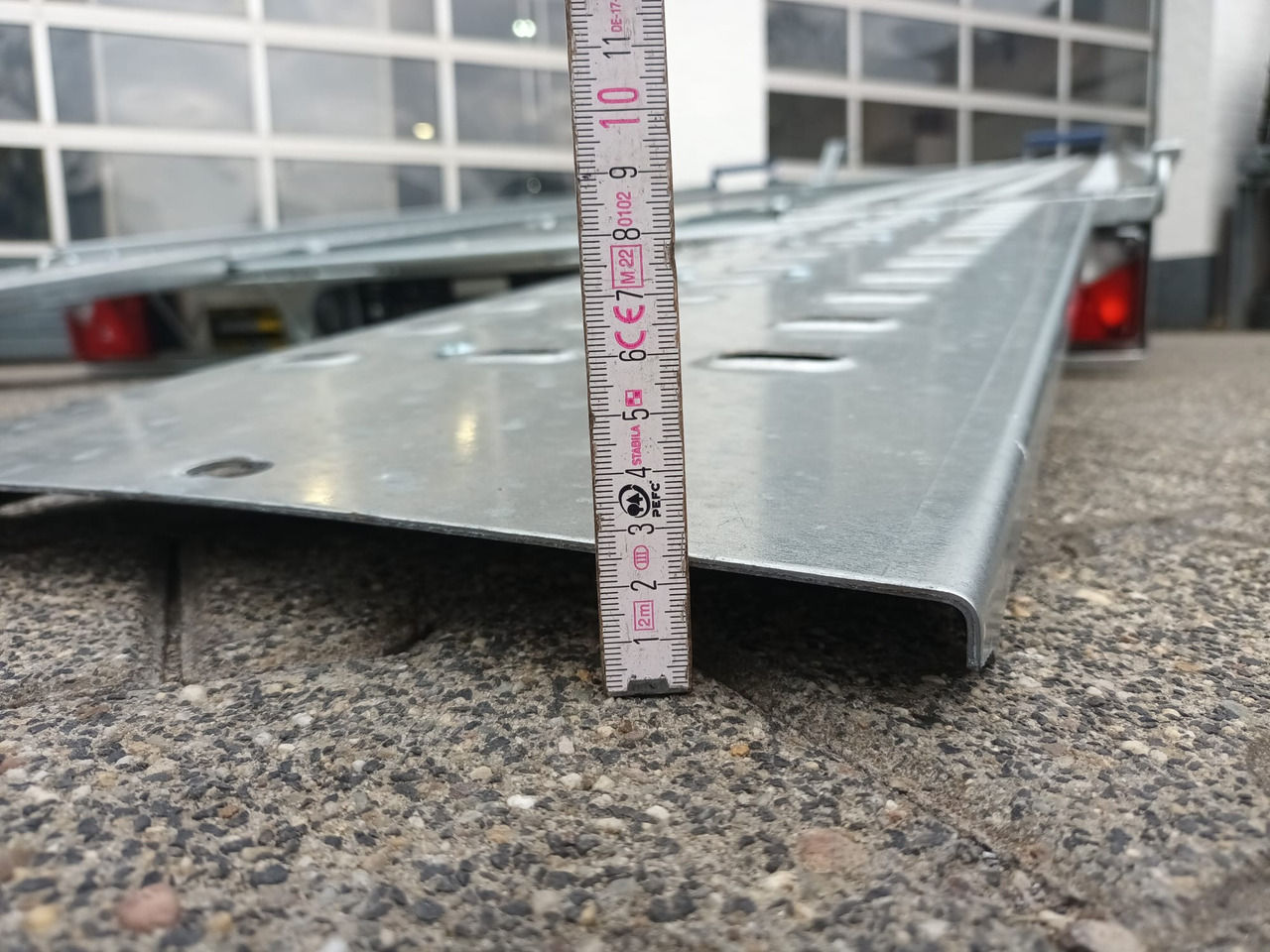 Saris Cartrailer AT 401 202 2700 2 K easyload ankippbar Rampen Fahrschienen Radstop 2700kg 100km/H - Прицеп-автовоз: фото 4 Saris Cartrailer AT 401 202 2700 2 K easyload ankippbar Rampen Fahrschienen Radstop 2700kg 100km/H - Прицеп-автовоз: фото 4