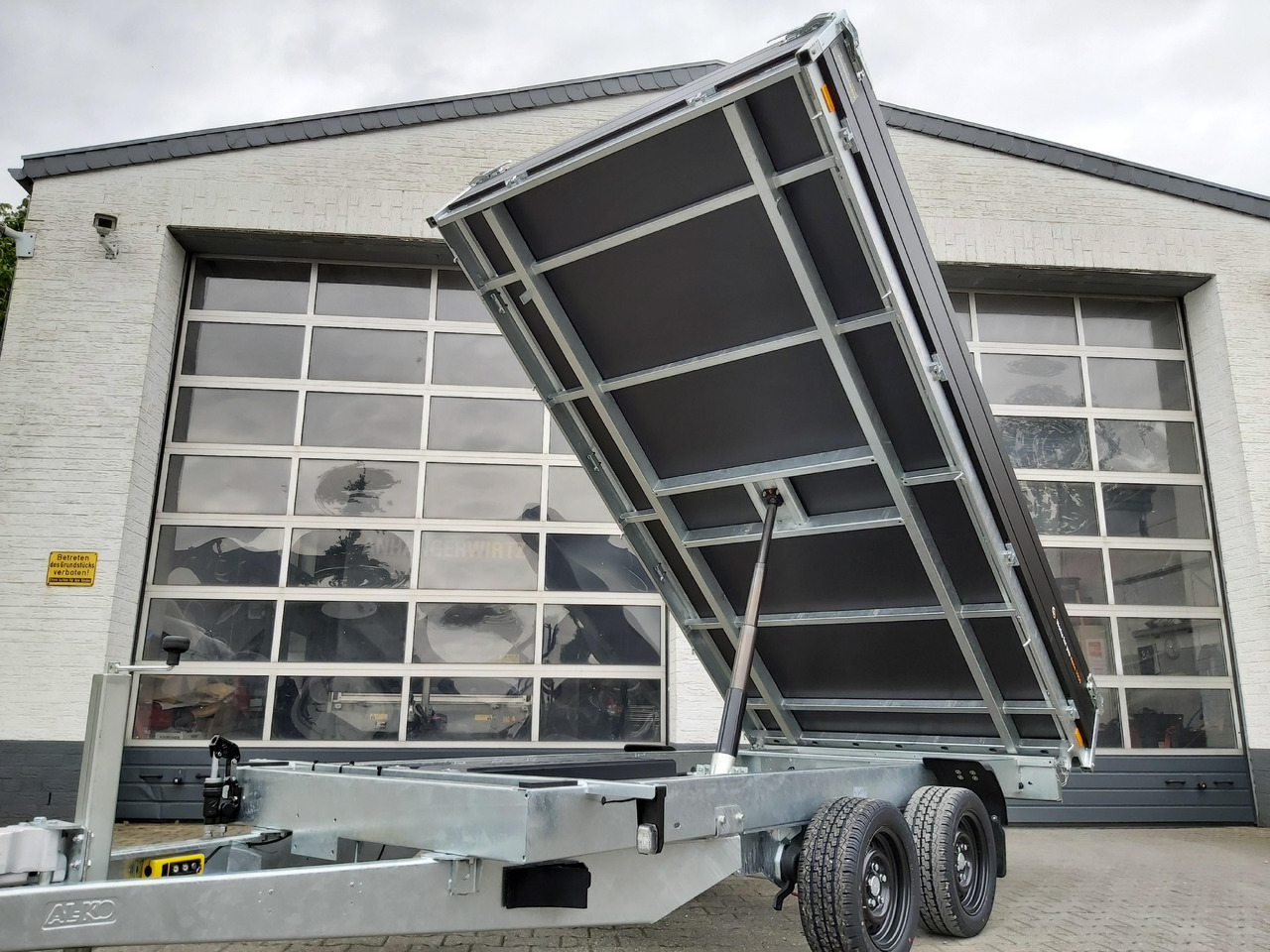 Saris Kipper K1 356 184 3500 2 E 356x184x35cm black Elektro&Not 13" (L) 3500kg preorder 2024 - Самосвальный прицеп: фото 2 Saris Kipper K1 356 184 3500 2 E 356x184x35cm black Elektro&Not 13" (L) 3500kg preorder 2024 - Самосвальный прицеп: фото 2