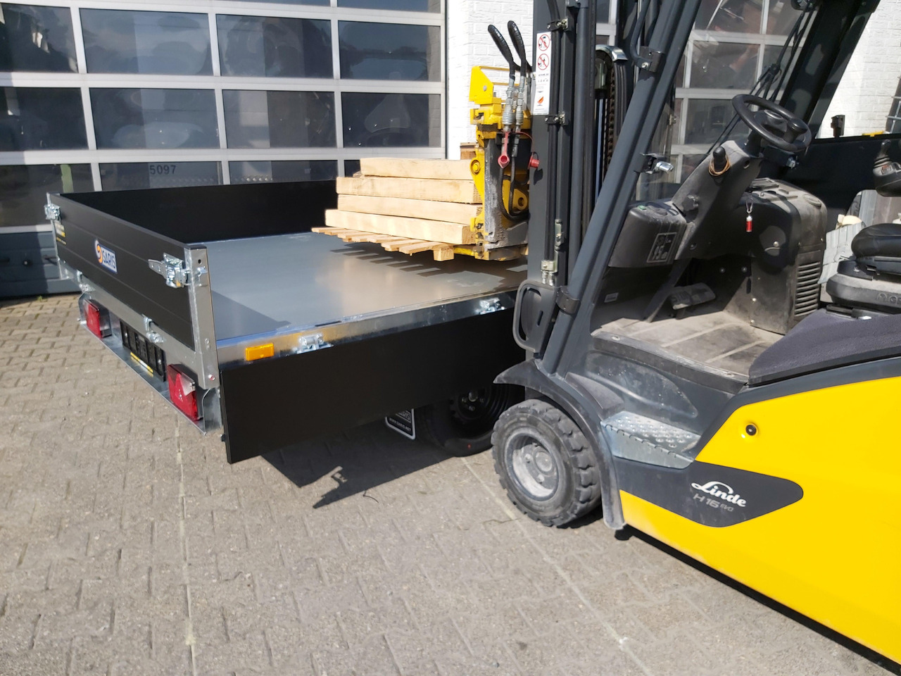 Saris Kipper K3 306 184 2700 2 E 306x184x30cm black Edition Elektro 13" 2700kg Januar Aktion в лизинг Saris Kipper K3 306 184 2700 2 E 306x184x30cm black Edition Elektro 13" 2700kg Januar Aktion: фото 7 Saris Kipper K3 306 184 2700 2 E 306x184x30cm black Edition Elektro 13" 2700kg Januar Aktion в лизинг Saris Kipper K3 306 184 2700 2 E 306x184x30cm black Edition Elektro 13" 2700kg Januar Aktion: фото 7