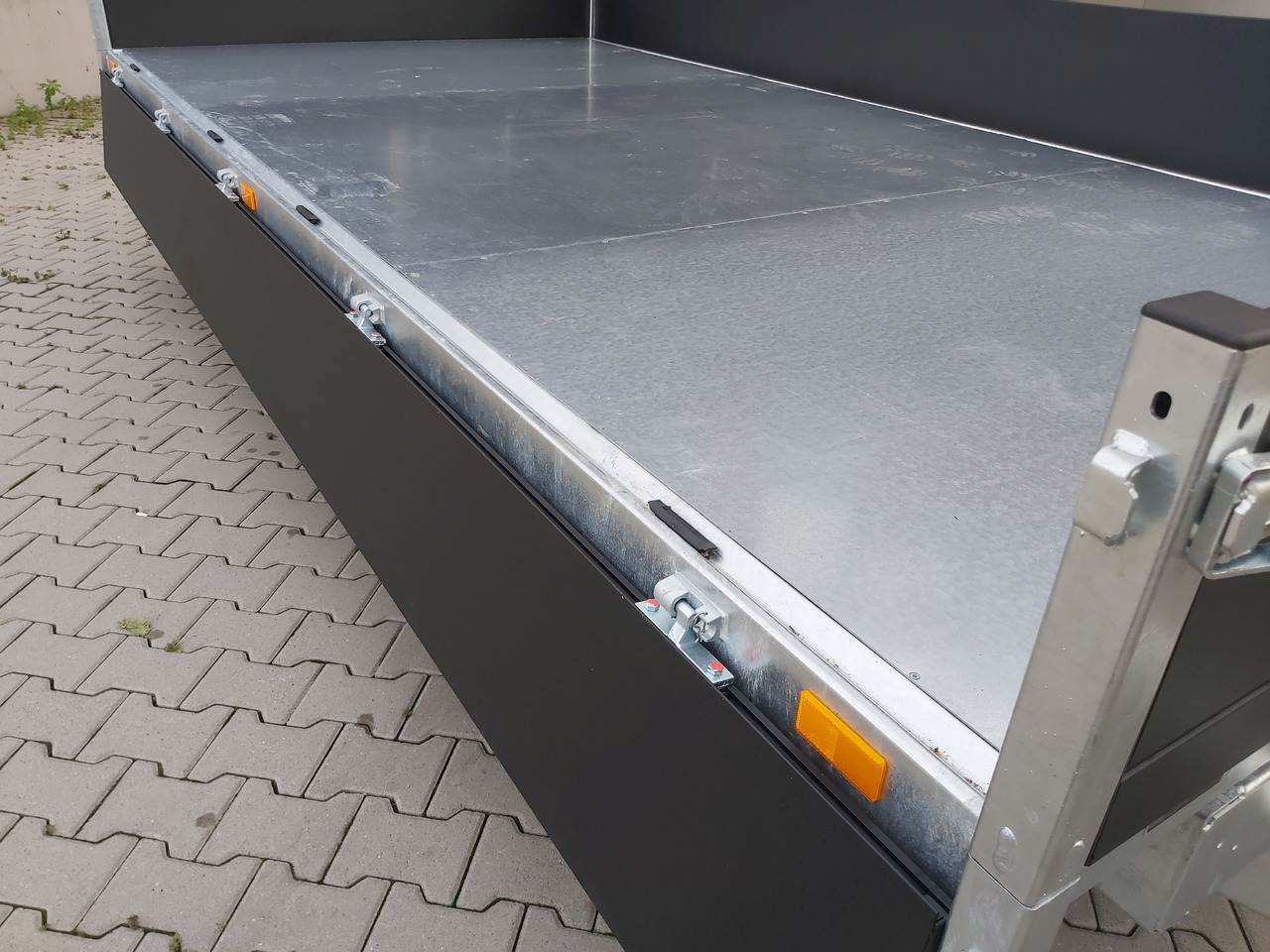 Saris Kipper K3 406 204 3500 2 HD E 406x204x35cm black Alu Auffahrrampen Stützen LED 3500kg - Самосвальный прицеп: фото 3 Saris Kipper K3 406 204 3500 2 HD E 406x204x35cm black Alu Auffahrrampen Stützen LED 3500kg - Самосвальный прицеп: фото 3