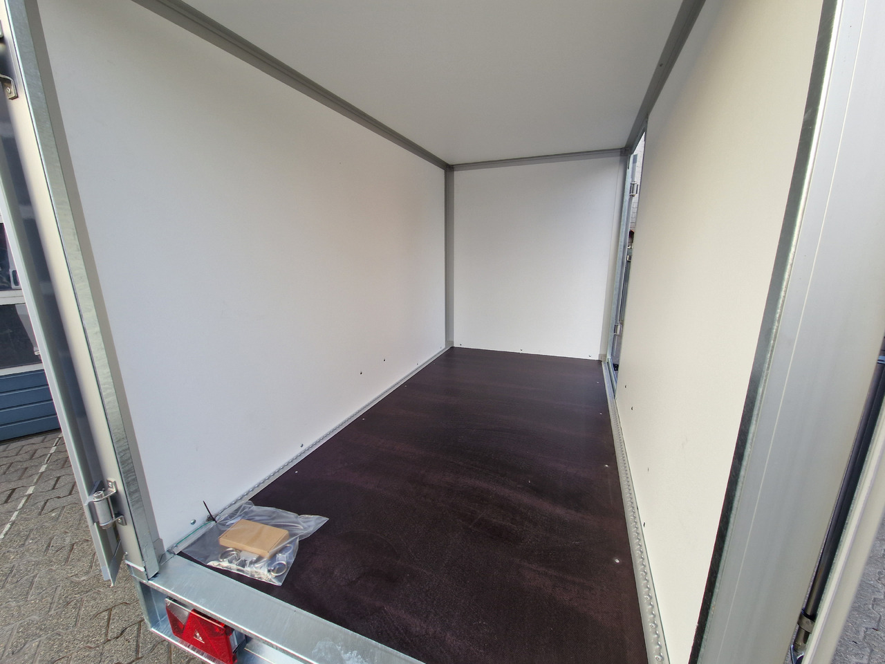 Saris Koffer GO 256 134 1350 1 GFK grau Seitentür (S) 1300kg Modell 2024 - Прицеп-фургон: фото 5 Saris Koffer GO 256 134 1350 1 GFK grau Seitentür (S) 1300kg Modell 2024 - Прицеп-фургон: фото 5