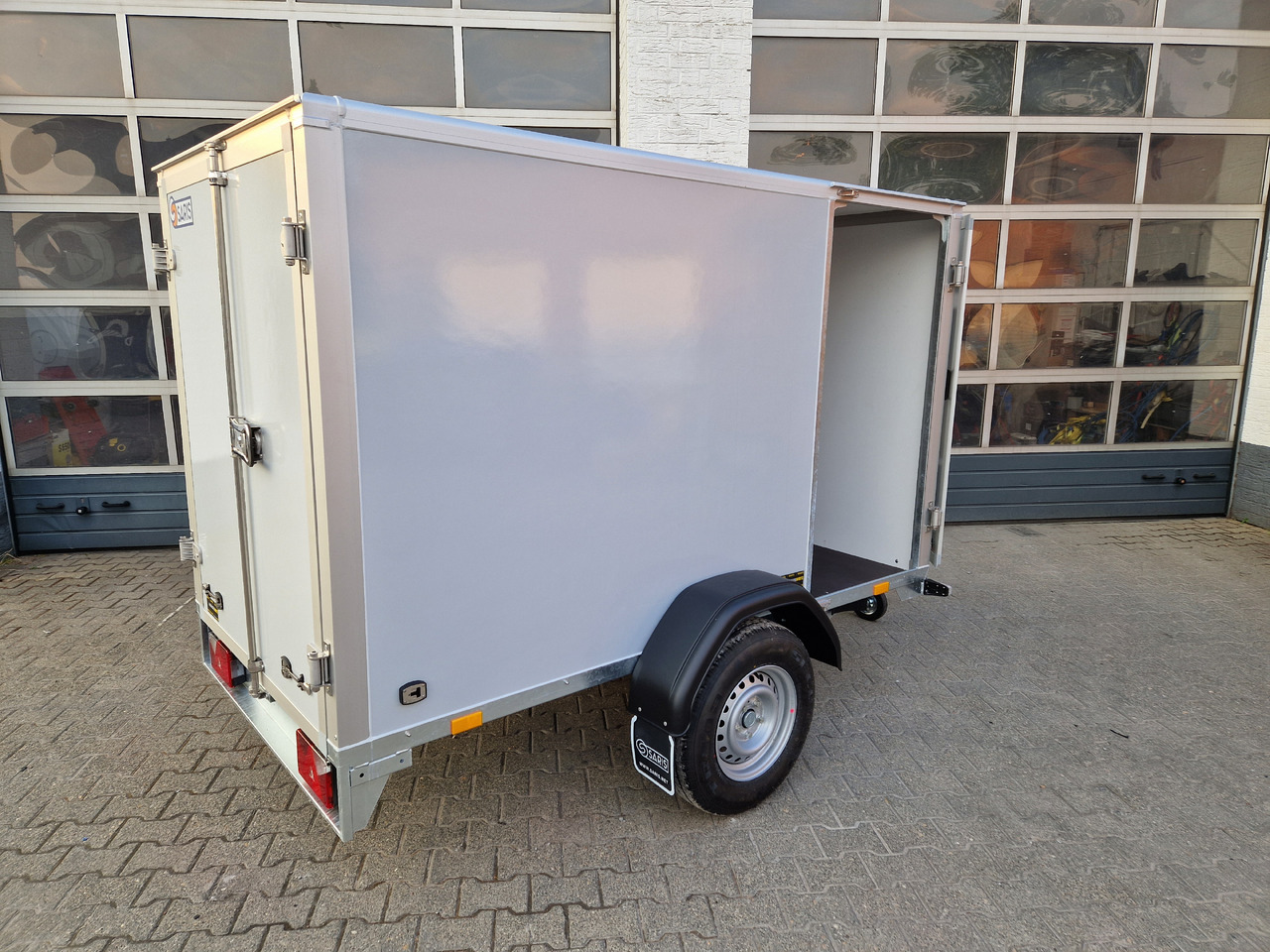 Saris Koffer GO 256 134 1350 1 GFK grau Seitentür (S) 1300kg Modell 2024 - Прицеп-фургон: фото 2 Saris Koffer GO 256 134 1350 1 GFK grau Seitentür (S) 1300kg Modell 2024 - Прицеп-фургон: фото 2