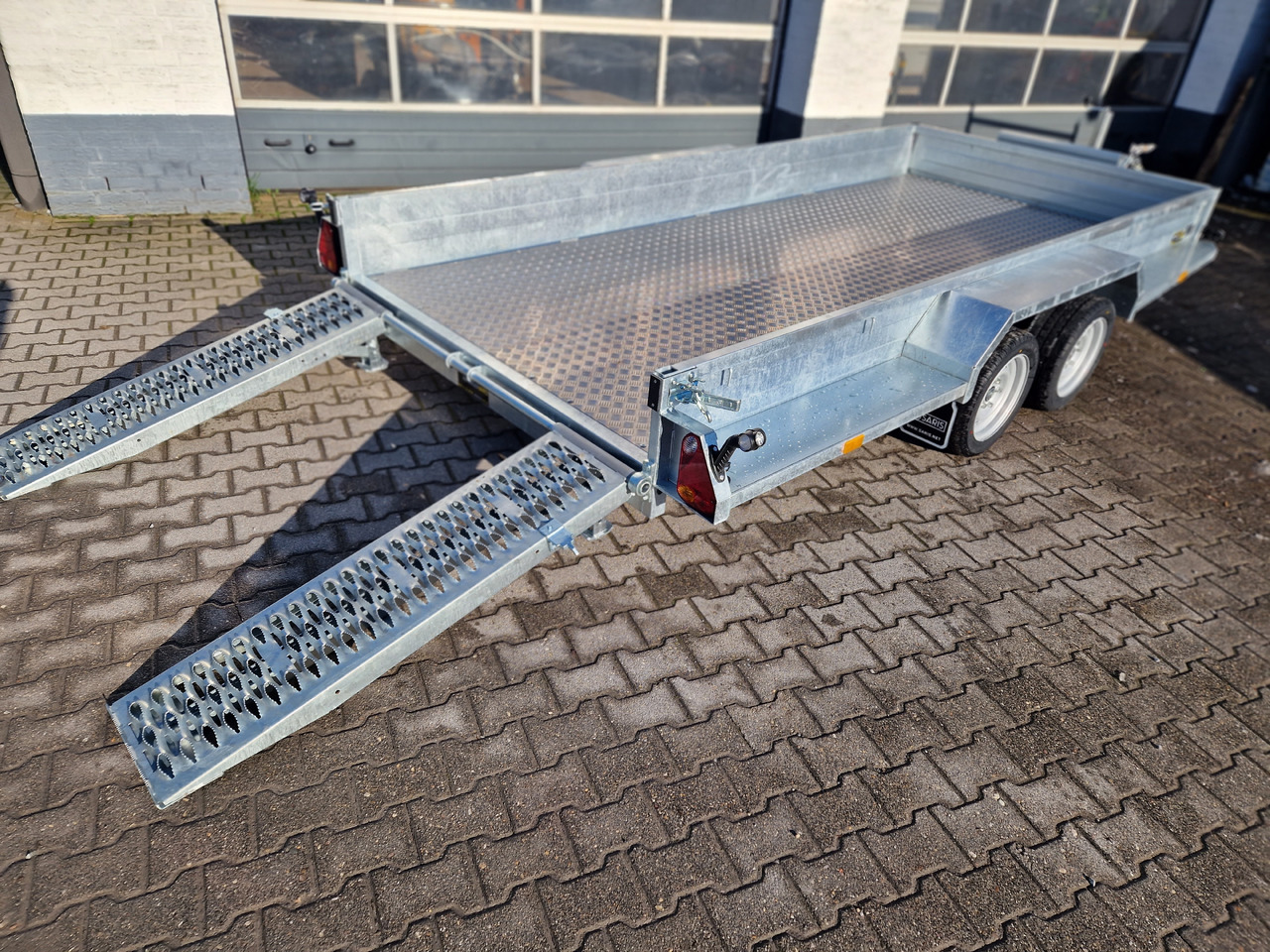 Saris Magnum MAXX 3500 406x182x30cm force one Rampen Schaufelablage 100km/H 3500kg Januar Aktion - Прицеп для спецтехники: фото 1 Saris Magnum MAXX 3500 406x182x30cm force one Rampen Schaufelablage 100km/H 3500kg Januar Aktion - Прицеп для спецтехники: фото 1