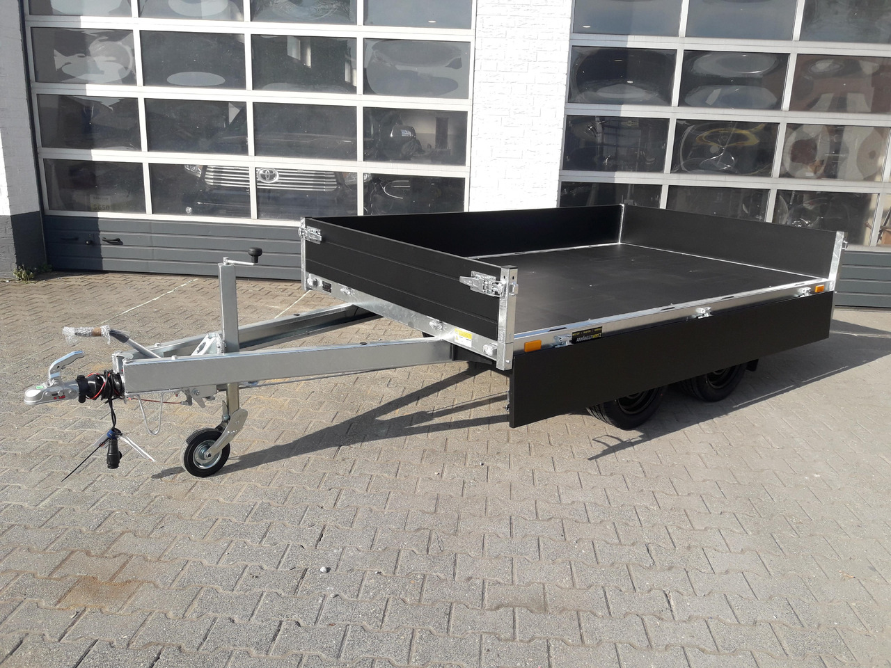 Saris PL276 170 2000 2 276x170x30cm black Edition LED Beleuchtung 13" (S) 2000kg - Прицеп бортовой/ Платформа: фото 2 Saris PL276 170 2000 2 276x170x30cm black Edition LED Beleuchtung 13" (S) 2000kg - Прицеп бортовой/ Платформа: фото 2