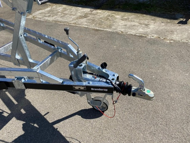 Brenderup Brenderup Premium Bootsanhänger 242500TB SR mit Superrollen, 2,5 to. 7,2m/ 24 Fuß - Лодочный прицеп: фото 2 Brenderup Brenderup Premium Bootsanhänger 242500TB SR mit Superrollen, 2,5 to. 7,2m/ 24 Fuß - Лодочный прицеп: фото 2