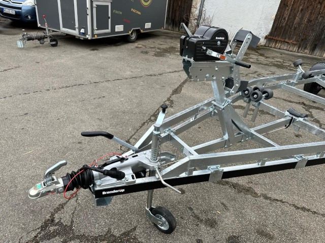 Brenderup Brenderup Premium Bootsanhänger 263500TB SRX mit Superrollen, 3,5 to. 7,8m/ 26 Fuß - Лодочный прицеп: фото 2 Brenderup Brenderup Premium Bootsanhänger 263500TB SRX mit Superrollen, 3,5 to. 7,8m/ 26 Fuß - Лодочный прицеп: фото 2