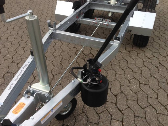 Humbaur HUK 273117 Heckkipper 2,7 t. 3140 x 1750 x 300 mm, E-Pumpe - Самосвальный прицеп: фото 4 Humbaur HUK 273117 Heckkipper 2,7 t. 3140 x 1750 x 300 mm, E-Pumpe - Самосвальный прицеп: фото 4