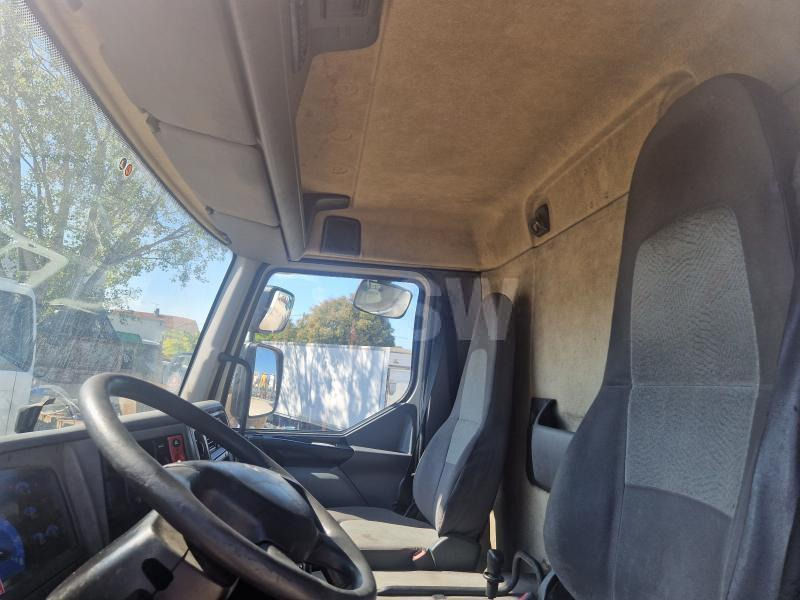 Фото интерьера 2: Грузовик с закрытым кузовом Renault Midlum 220 DCI