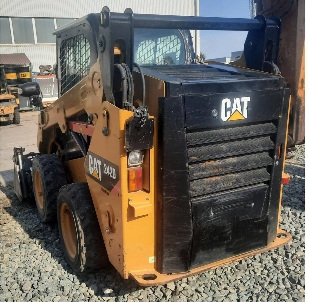 CAT 242D - Мини-погрузчик с бортовым поворотом: фото 4 CAT 242D - Мини-погрузчик с бортовым поворотом: фото 4