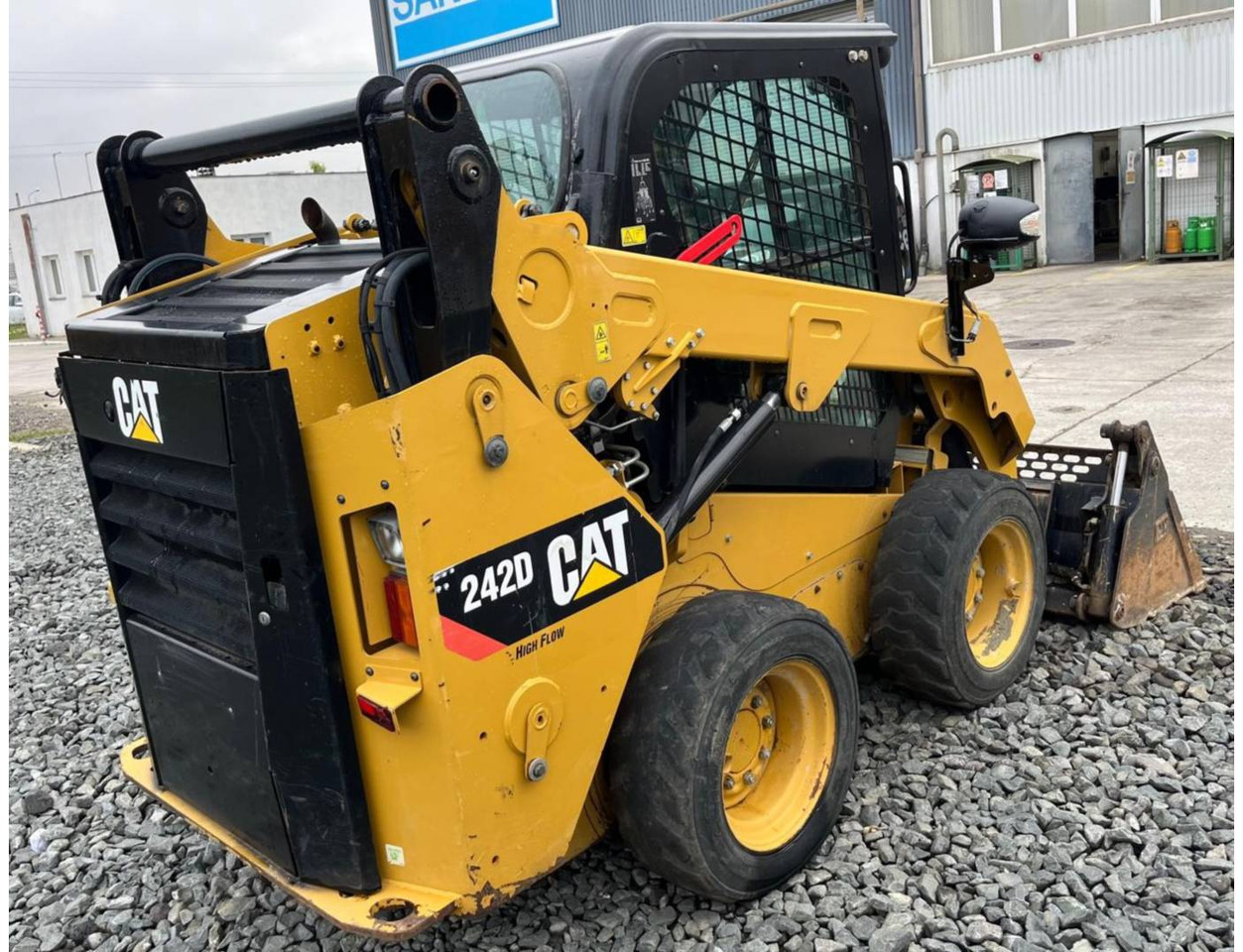 CAT 242D - Мини-погрузчик с бортовым поворотом: фото 3 CAT 242D - Мини-погрузчик с бортовым поворотом: фото 3
