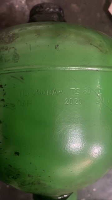 Akumulator gazowy John Deere - Аккумулятор для Сельскохозяйственной техники: фото 1 Akumulator gazowy John Deere - Аккумулятор для Сельскохозяйственной техники: фото 1