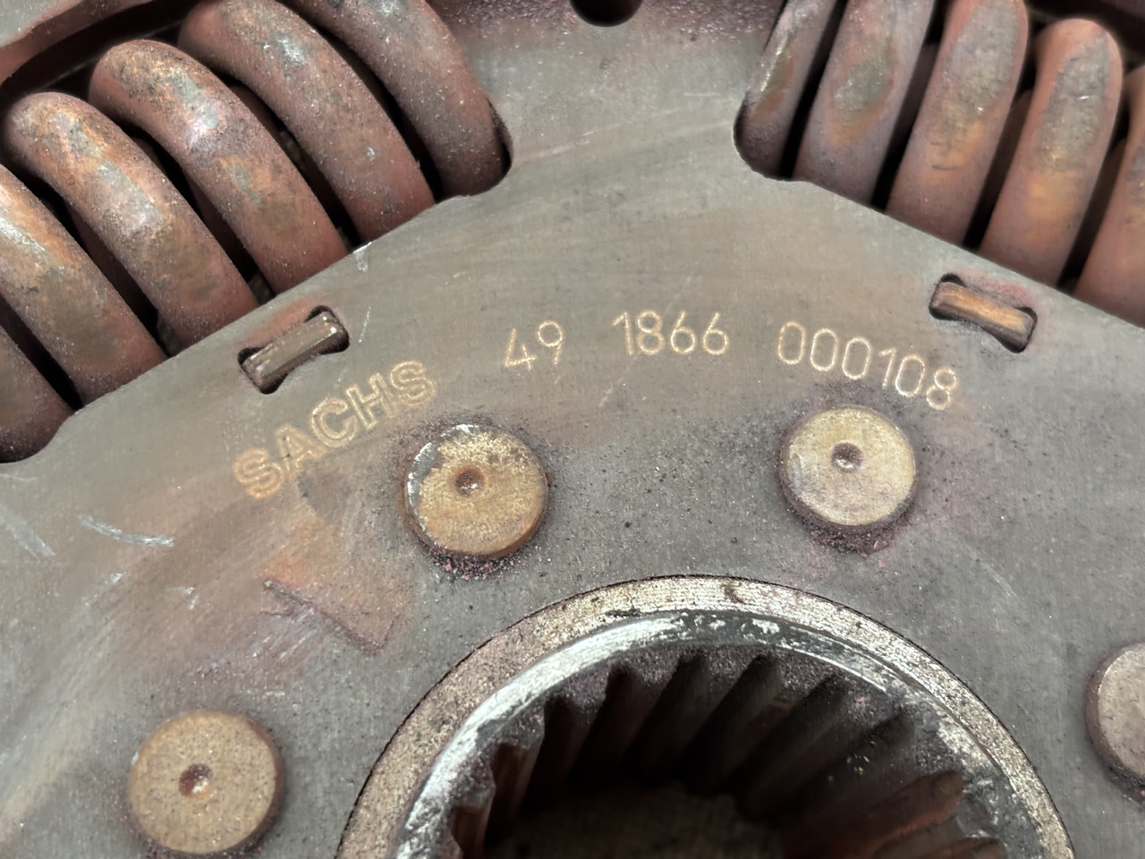 Claas Lexion 780 TŁUMIK DRGAŃ SKRĘTNYCH 0006647120 00 0664 712 0 - Двигатель и запчасти для Зерноуборочных комбайнов: фото 3 Claas Lexion 780 TŁUMIK DRGAŃ SKRĘTNYCH 0006647120 00 0664 712 0 - Двигатель и запчасти для Зерноуборочных комбайнов: фото 3