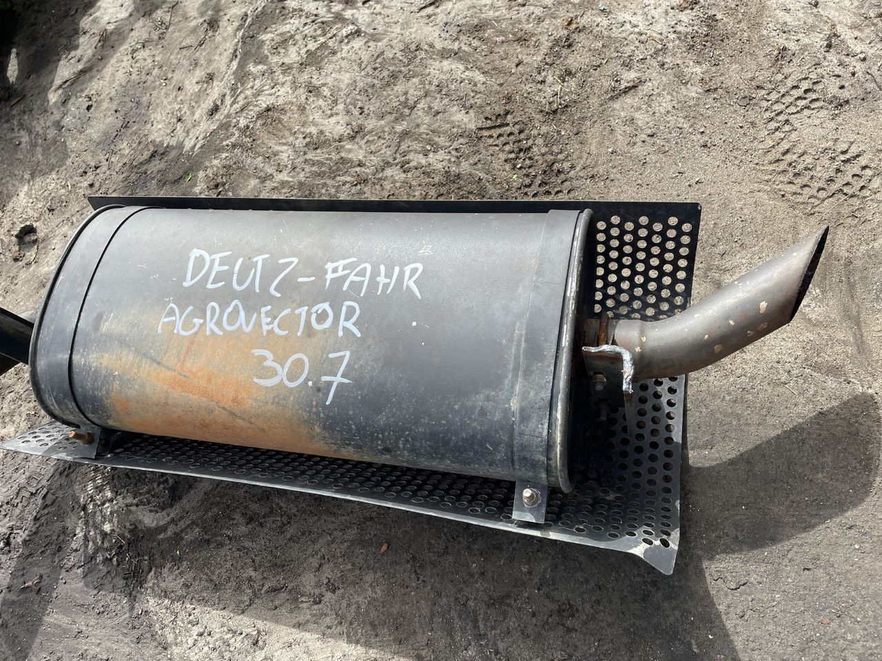 Deuzt-Fahr Agrovector 30.7 - tłumik tłumnik końćowy - Глушитель для Сельскохозяйственной техники: фото 2 Deuzt-Fahr Agrovector 30.7 - tłumik tłumnik końćowy - Глушитель для Сельскохозяйственной техники: фото 2