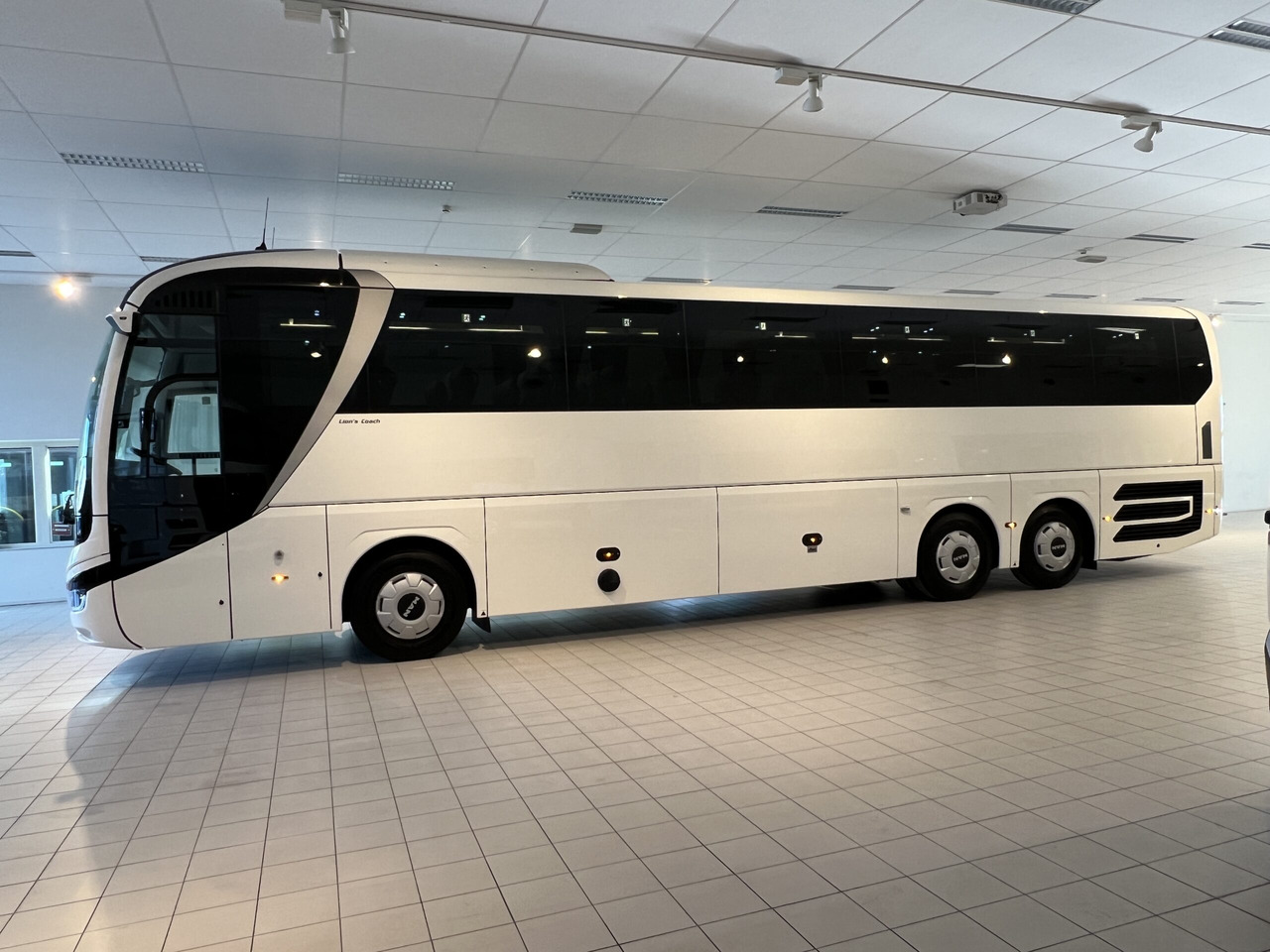 MAN Lions Coach R09 Euro 6E (Dark Edition) - Туристический автобус: фото 4 MAN Lions Coach R09 Euro 6E (Dark Edition) - Туристический автобус: фото 4