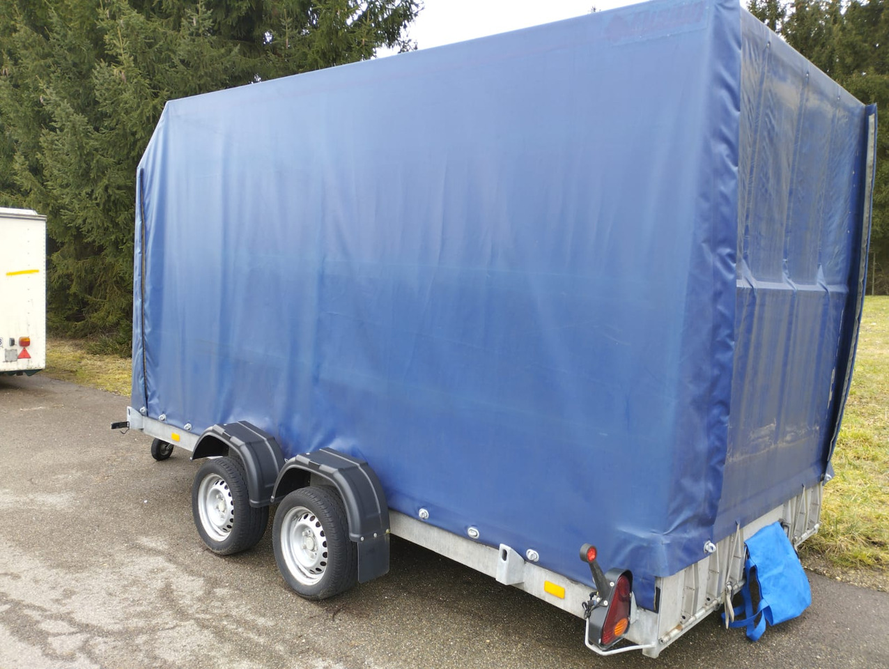 VEZEKO 400 x 187 3,5 t Absenkanhänger Huski 40.35 - Тентованный прицеп: фото 2 VEZEKO 400 x 187 3,5 t Absenkanhänger Huski 40.35 - Тентованный прицеп: фото 2