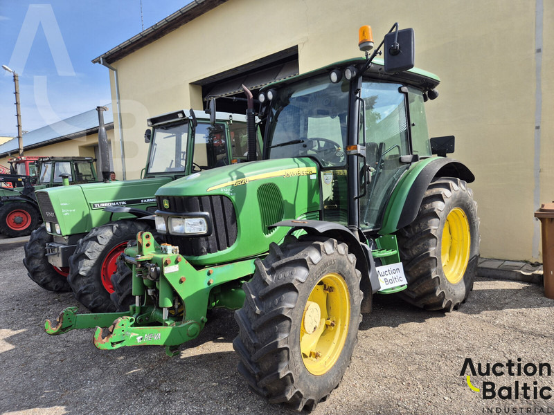 John Deere 5820 - Трактор: фото 2 John Deere 5820 - Трактор: фото 2