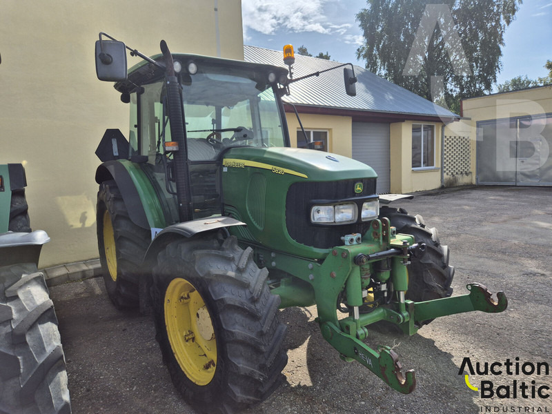John Deere 5820 - Трактор: фото 1 John Deere 5820 - Трактор: фото 1