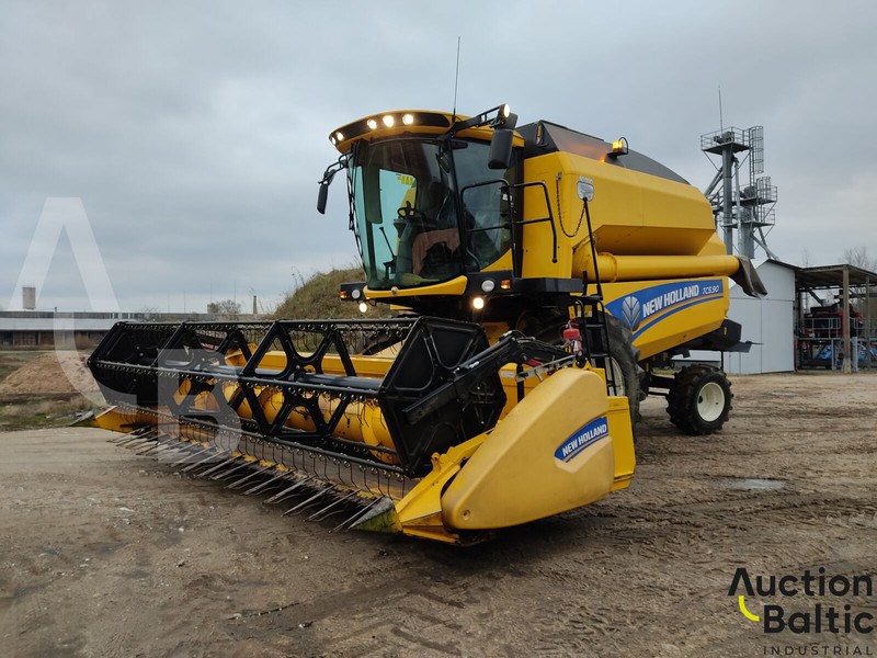 New Holland TC 5.90 - Зерноуборочный комбайн: фото 1 New Holland TC 5.90 - Зерноуборочный комбайн: фото 1