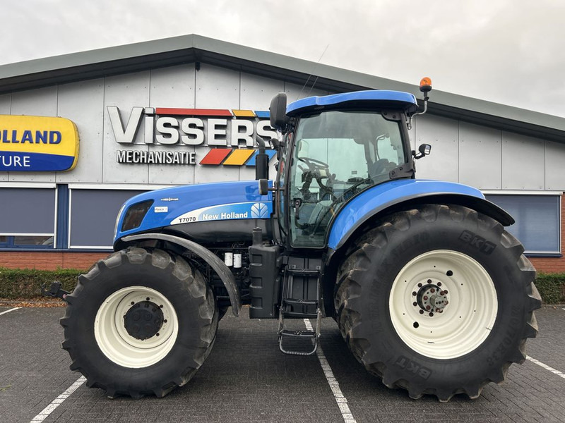 New Holland New Holland T7070 - Трактор: фото 2 New Holland New Holland T7070 - Трактор: фото 2