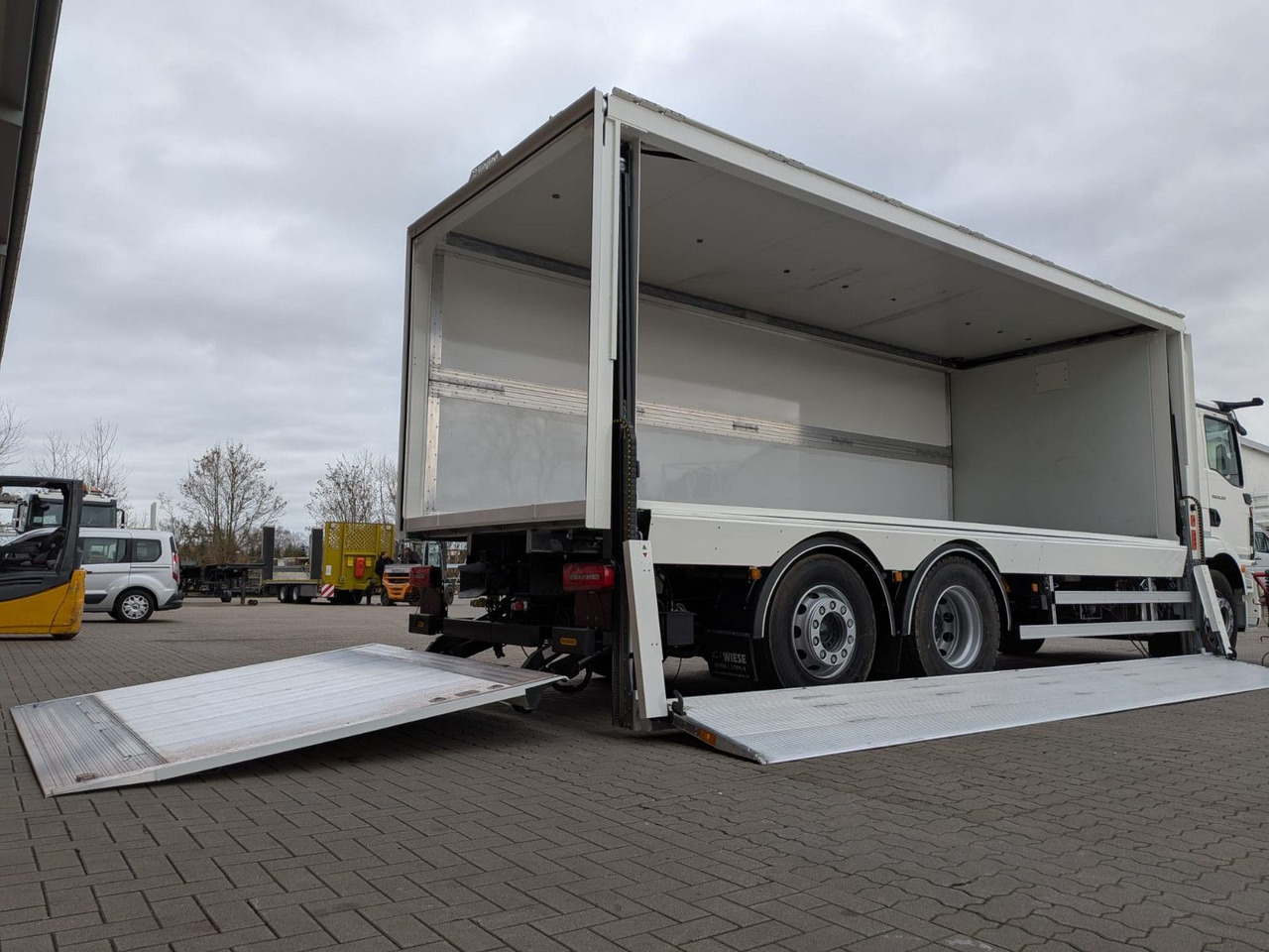 MAN TGM 26.320 6x2/4 Getränkefahrzeug Wingliner LBW - Грузовик с закрытым кузовом: фото 2 MAN TGM 26.320 6x2/4 Getränkefahrzeug Wingliner LBW - Грузовик с закрытым кузовом: фото 2