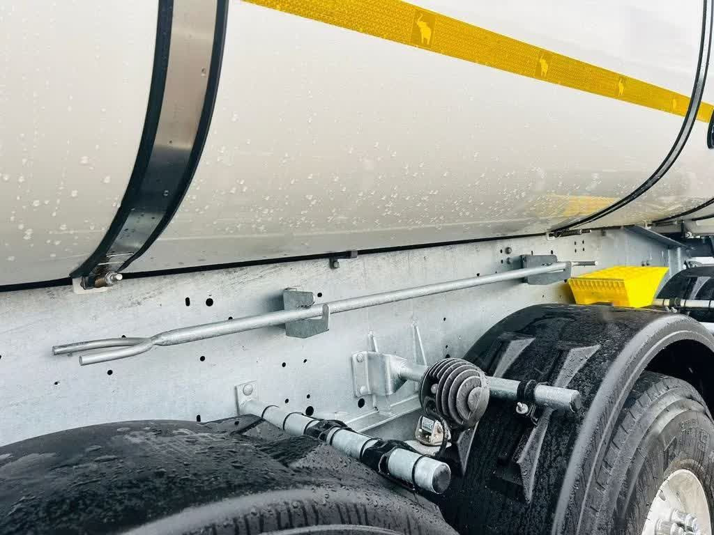 Schmitz Cargobull Thermomulde 24m³ isoliert elektrisches Verdeck - Самосвальный полуприцеп: фото 4 Schmitz Cargobull Thermomulde 24m³ isoliert elektrisches Verdeck - Самосвальный полуприцеп: фото 4