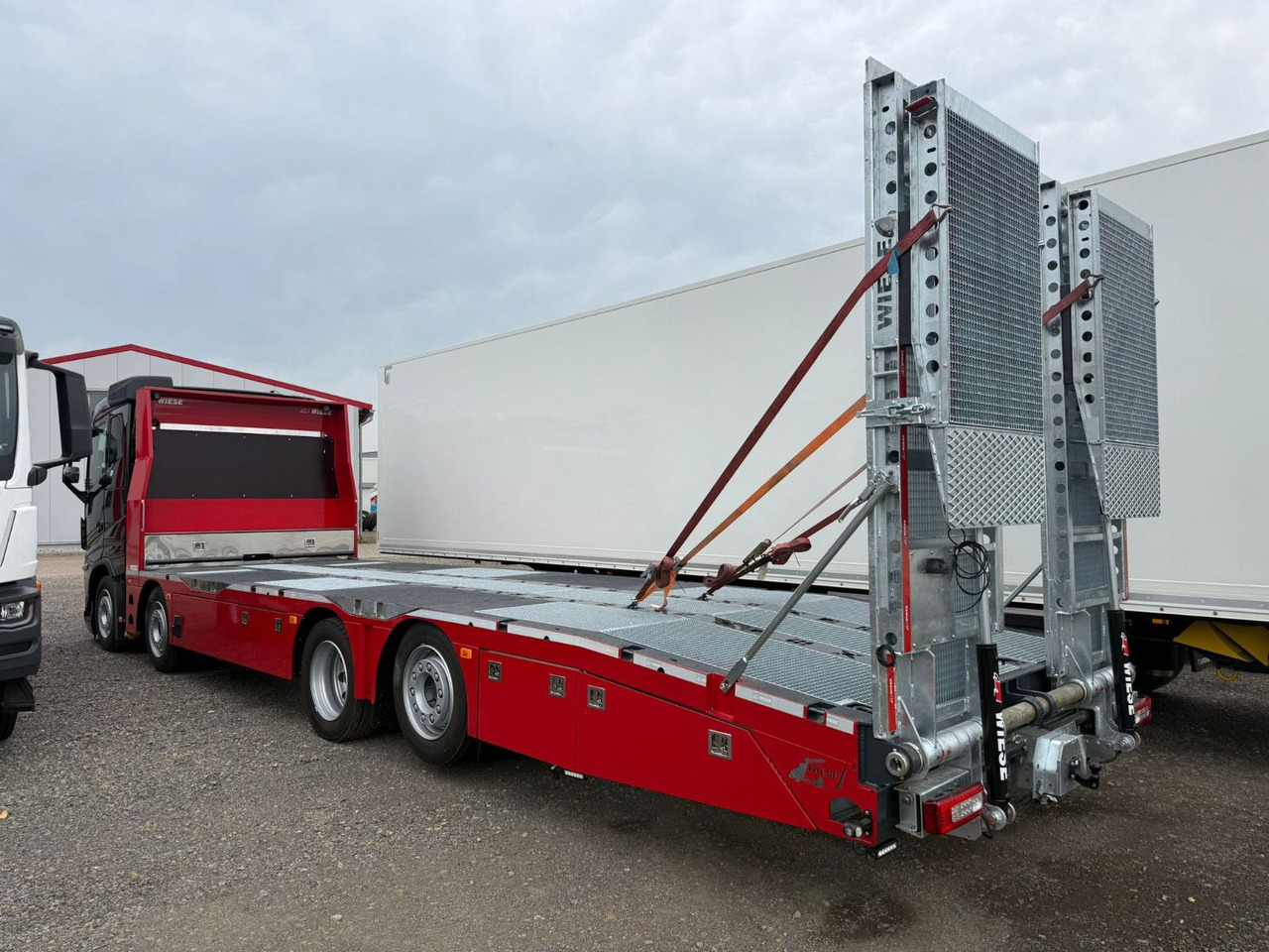 Volvo Arbeitsbühnen Baumaschinentransporter mit Rampen - Эвакуатор: фото 3 Volvo Arbeitsbühnen Baumaschinentransporter mit Rampen - Эвакуатор: фото 3