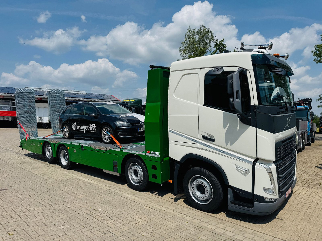 Volvo Arbeitsbühnen Baumaschinentransporter mit Rampen - Грузовик бортовой/ Платформа: фото 1 Volvo Arbeitsbühnen Baumaschinentransporter mit Rampen - Грузовик бортовой/ Платформа: фото 1