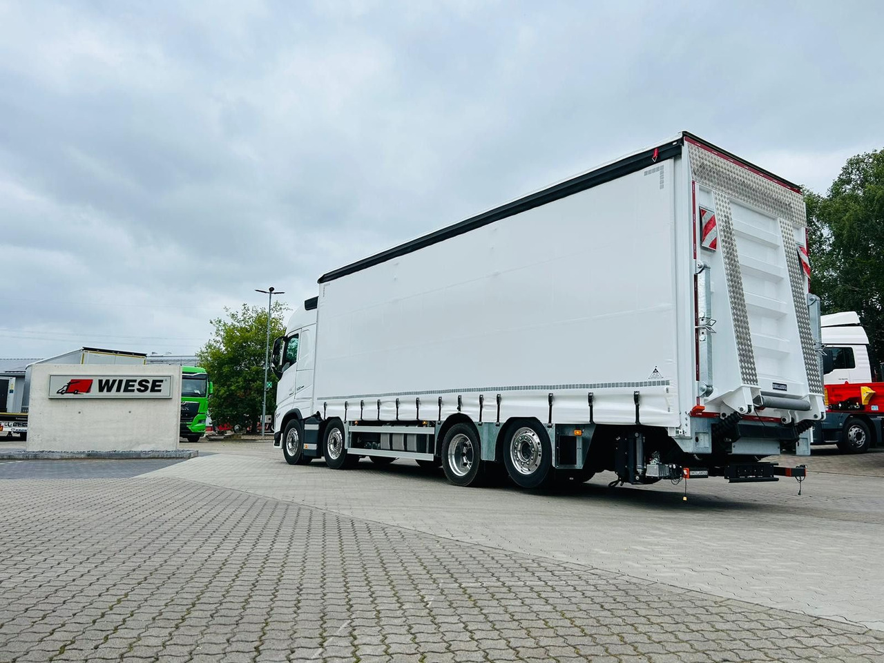 Volvo FH 500 8x2 Arbeitsbühnen Transporter LBW 9t - Тентованный грузовик: фото 2 Volvo FH 500 8x2 Arbeitsbühnen Transporter LBW 9t - Тентованный грузовик: фото 2