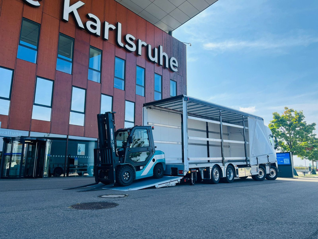 Volvo FH 500 8x2 Arbeitsbühnen Transporter LBW 9t - Тентованный грузовик: фото 5 Volvo FH 500 8x2 Arbeitsbühnen Transporter LBW 9t - Тентованный грузовик: фото 5