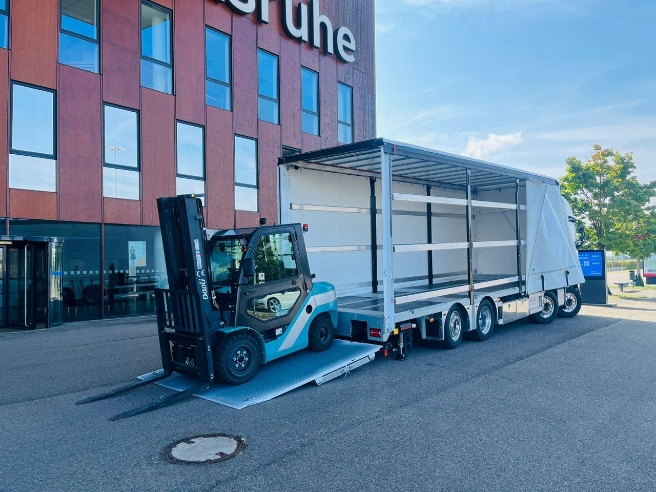 Volvo FH 500 8x2 Arbeitsbühnen Transporter LBW 9t - Тентованный грузовик: фото 1 Volvo FH 500 8x2 Arbeitsbühnen Transporter LBW 9t - Тентованный грузовик: фото 1