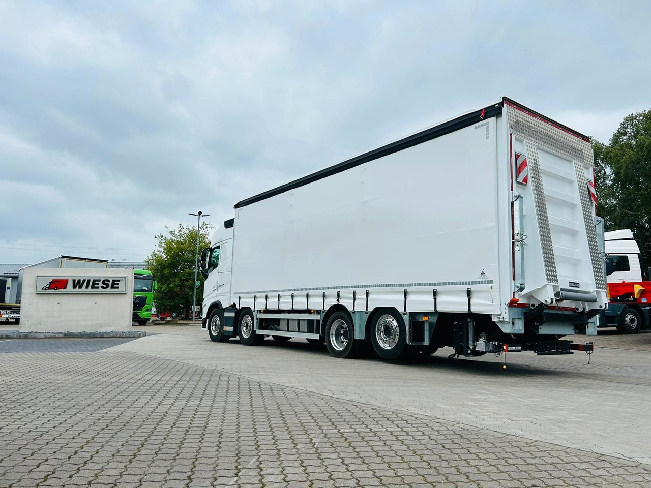 Volvo FH 500 Gabelstaplertransporter LBW Dhollandia 9t - Тентованный грузовик: фото 3 Volvo FH 500 Gabelstaplertransporter LBW Dhollandia 9t - Тентованный грузовик: фото 3